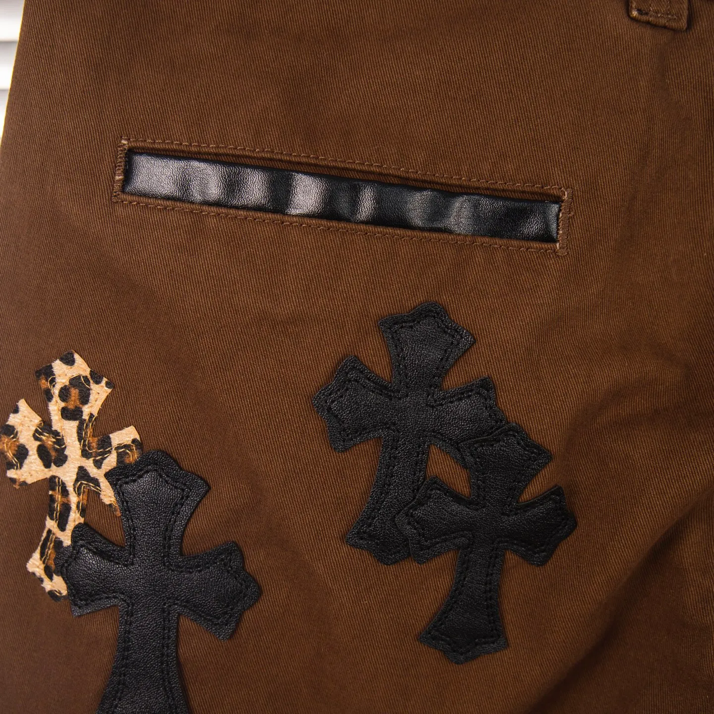 P260 Chrome Hearts | Chrome Hearts Brown Casual Cross Patched Leather Jeans - Full of exploring the ultimate in fashion, Chrome Hearts' new Chrome Hearts pants cleverly integrate camouflage cross, camouflage cross and other elements to break traditional boundaries. Mattyboy's clever fusion of overalls and khaki jeans, the same style, brings endless matching inspiration to fashionistas! Whether it is daily wear or a trendy try, these pants can bring you an excellent fashion experience. Style number: 1754# Color: casual brown Size: 28 30 32 34